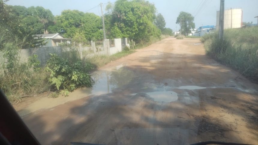 Moradores reclamam da falta de asfalto em ruas do Distrito Industrial