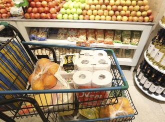 Com recuo de alimentos, inflação acumulada é menor para os mais pobres