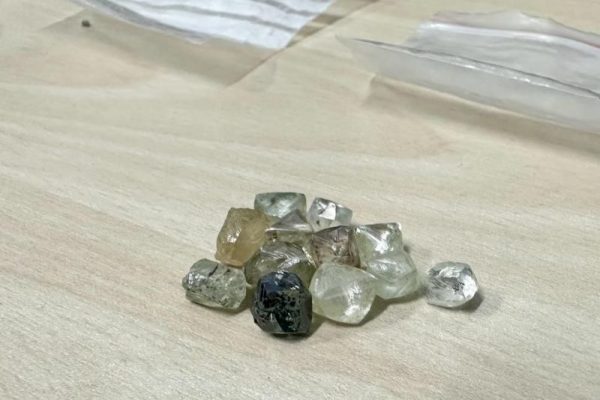 Homem é preso em Manaus com quase R$ 1 milhão em diamantes extraídos da Serra do Tepequém