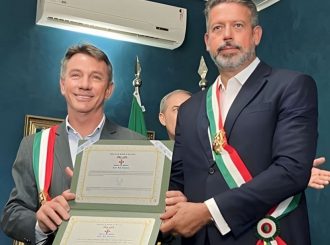 Presidente da Câmara Federal recebe medalha de governador cassado em RR e diz que não mereceu a homenagem