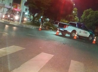 Carro é atingido por outro veículo, duas pessoas ficam feridas e motorista foge sem prestar socorro