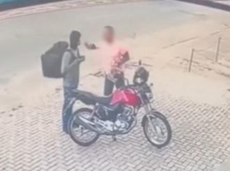 Motoboys protestam em frente à casa de homem que agrediu entregador em Boa Vista