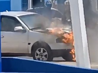 Vídeo mostra veículo em chamas em avenida de Boa Vista