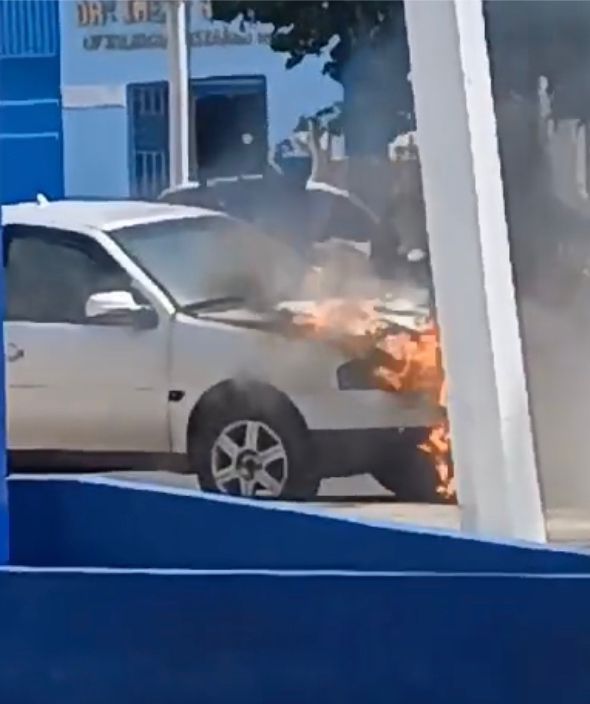 Vídeo mostra veículo em chamas em avenida de Boa Vista