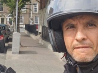 Brasileiro salva crianças em ataque com faca na porta de escola na Irlanda