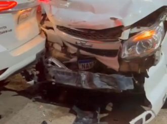 Motorista bêbado avança sinal vermelho e bate em outros dois veículos em avenida de Boa Vista