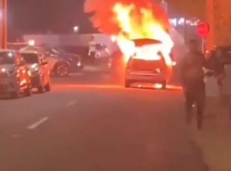Carro pega fogo em rua de Boa Vista