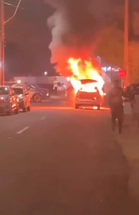 Carro pega fogo em rua de Boa Vista
