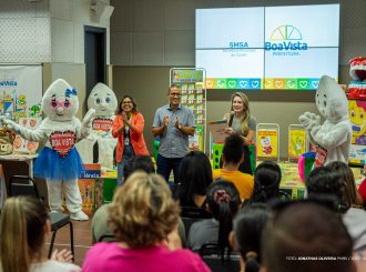 Prefeito Arthur Henrique entrega quatro toneladas de materiais educativos às UBSs do município