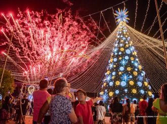 Prefeito Arthur Henrique faz o acendimento das árvores gigantes e inicia iluminação natalina em Boa Vista