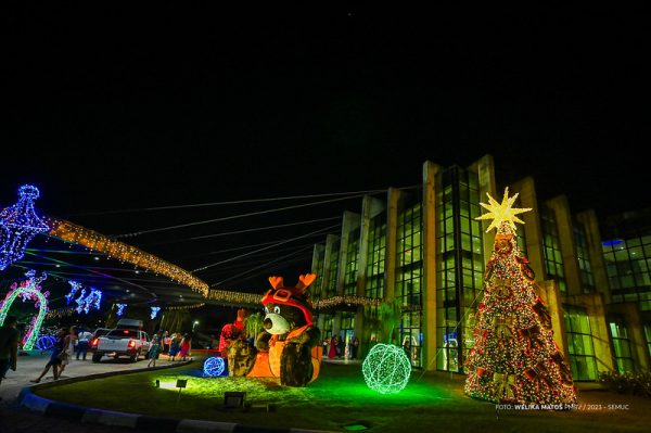Decoração natalina do Teatro Municipal ilumina e  encanta população