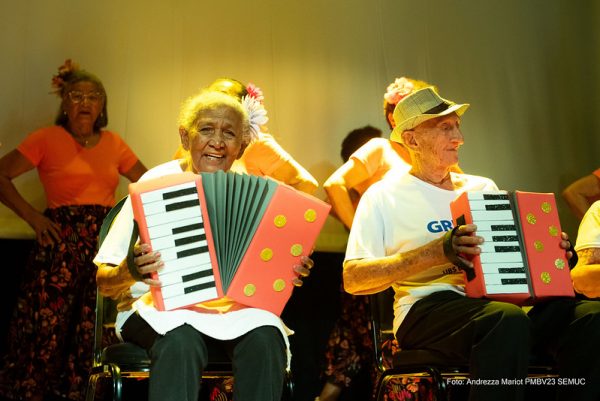 Show de talentos: idosos sobem ao palco do Teatro Municipal para apresentações culturais