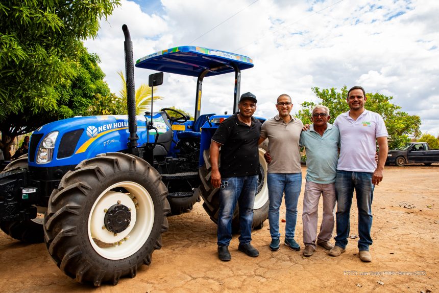 Prefeito Arthur Henrique concede maquinário e implementos agrícolas a produtores rurais do Novo Passarão