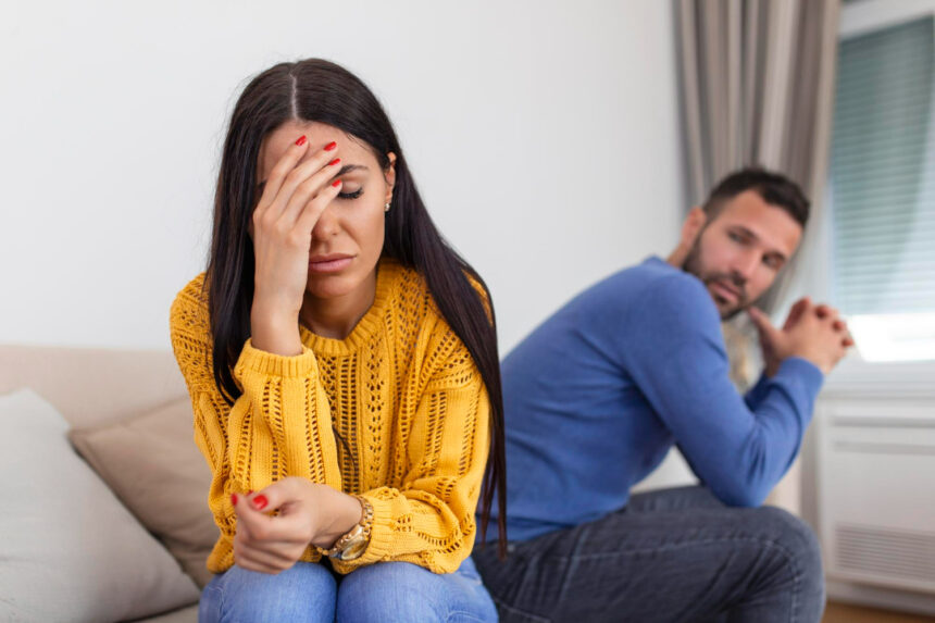 Divorciados demoram mais tempo para quitar dívidas e solteiros são os que mais devem, aponta Serasa