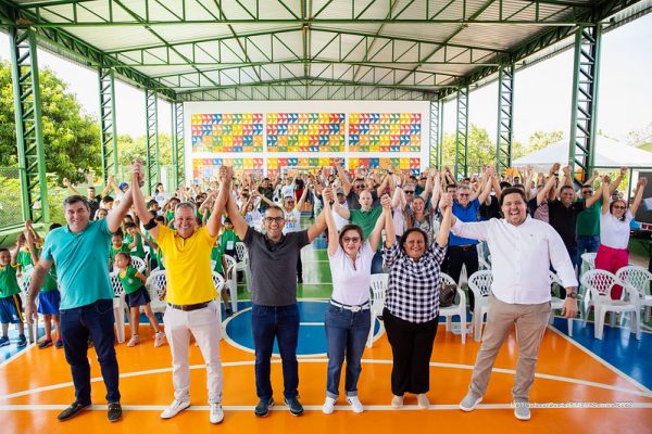 Prefeito Arthur Henrique entrega quadra poliesportiva em escola da região do Murupu