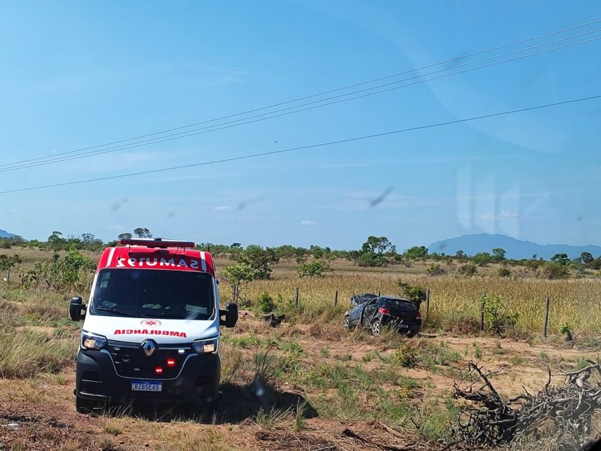 Motorista perde controle da direção, veículo capota e três pessoas ficam gravemente feridas na BR-432