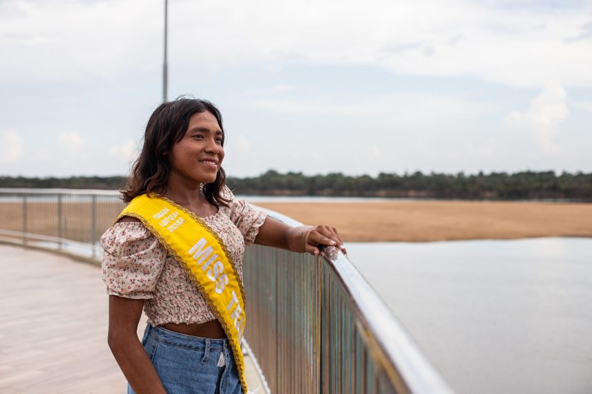 Trans indígena da etnia Warao é eleita miss em Roraima após encontrar acolhimento no Brasil