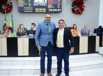 Vereador Bruno Perez homenageou promotor do caso Romano dos Anjos na Câmara Municipal