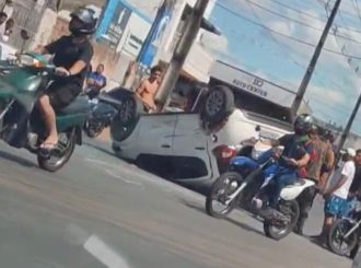 Carro capota após ser atingido por outro veículo na avenida Princesa Isabel
