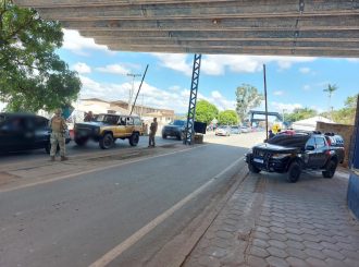 Ação das polícias Civil e Federal apreende malas com R$ 750 mil dólares na fronteira com a Venezuela