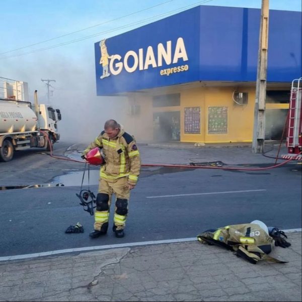 Imagem de bombeiro viraliza nas redes sociais após incêndio em supermercado
