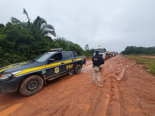 Tráfego de veículos é restringido na BR-319 em trecho que liga Amazonas a Rondônia