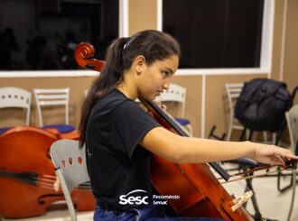 Curso gratuito do Sesc-RR dá oportunidade para jovens aprenderem a tocar instrumentos musicais e aprimorar talento