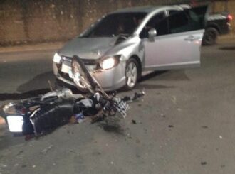 Motociclista fica ferido após bater contra carro no bairro Jardim Tropical; veja vídeo