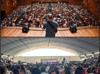 Semana Pedagógica: professores do município se preparam para a volta às aulas no Teatro, enquanto no Estado os profissionais ficam no calor e desconforto do Ginásio Hélio Campos