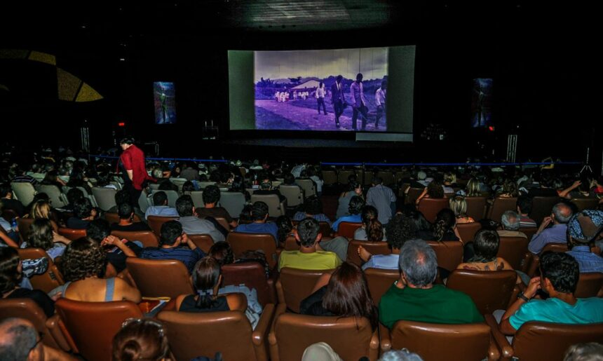 Lula sanciona lei de cotas para produções nacionais no cinema e TV paga