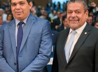 Senador passou toda a gestão de Denarium recebendo milhões em contratos na Saúde e critica Governo após retirada de sua família dos cargos comissionados