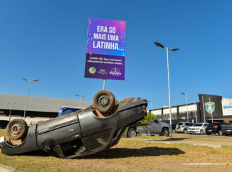 Campanha de conscientização com carros capotados em Boa Vista chama atenção de condutores
