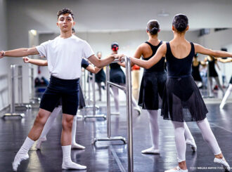 Aulas gratuitas de balé no Teatro Municipal são instrumentos de transformação social em Boa Vista