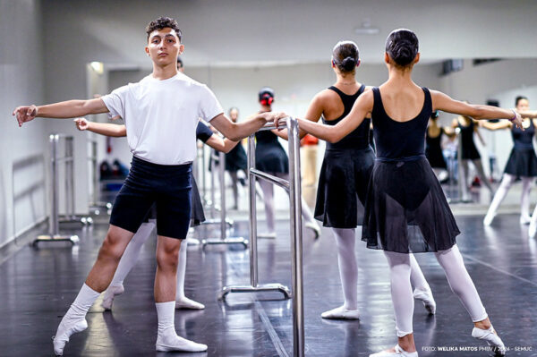 Aulas gratuitas de balé no Teatro Municipal são instrumentos de transformação social em Boa Vista