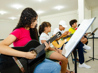 Jovens têm oportunidade de aprender a tocar instrumentos com aulas do IBVM