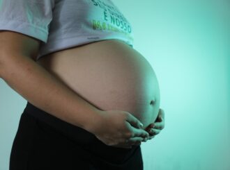 Pensão alimentícia: saiba quem assume a responsabilidade quando pais são adolescentes