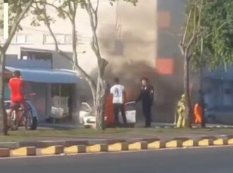 Carro pega fogo em avenida de Boa Vista após vazamento de combustível