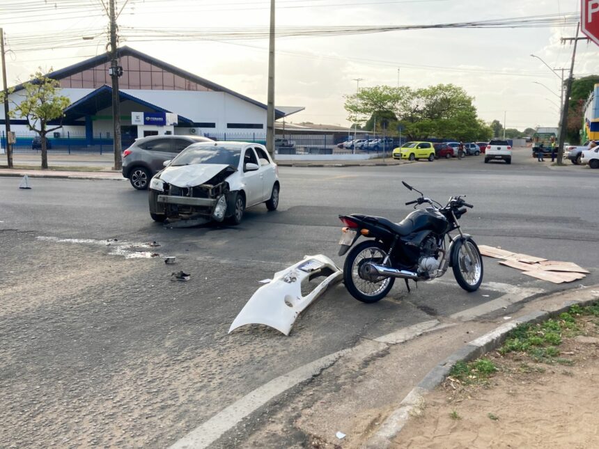 Duas pessoas ficam feridas após carro colidir contra motocicleta no bairro Aparecida