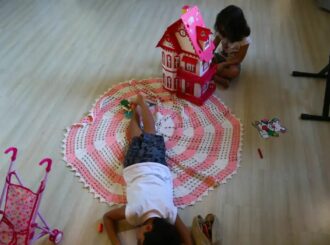 Sociedade Brasileira de Pediatria lança cartilha com orientações para identificar atrasos no desenvolvimento infantil