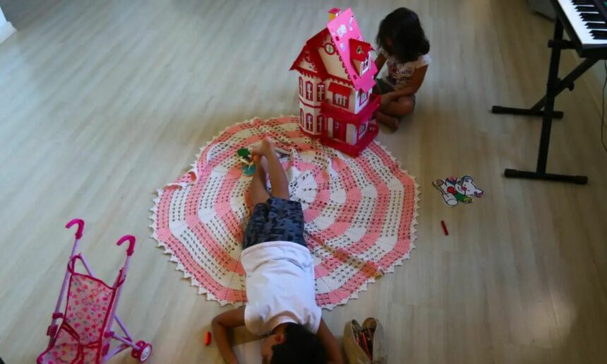 Sociedade Brasileira de Pediatria lança cartilha com orientações para identificar atrasos no desenvolvimento infantil