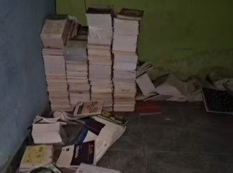 Livros didáticos destinados à educação estadual foram encontrados abandonados em casa