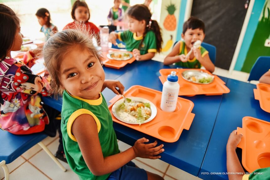 Nutricionistas orientam preparação de merenda escolar da rede municipal em Boa Vista para garantir alimentação saudável