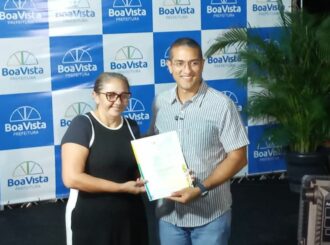 Arthur Henrique entrega mais de 150 certidões de cadastro imobiliário para moradores do Monte das Oliveiras