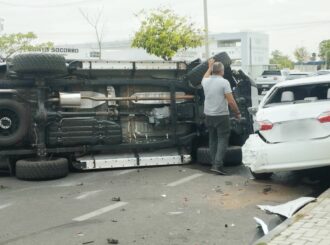 Acidente de trânsito: carro bate em veículos estacionados e capota em avenida de Boa Vista