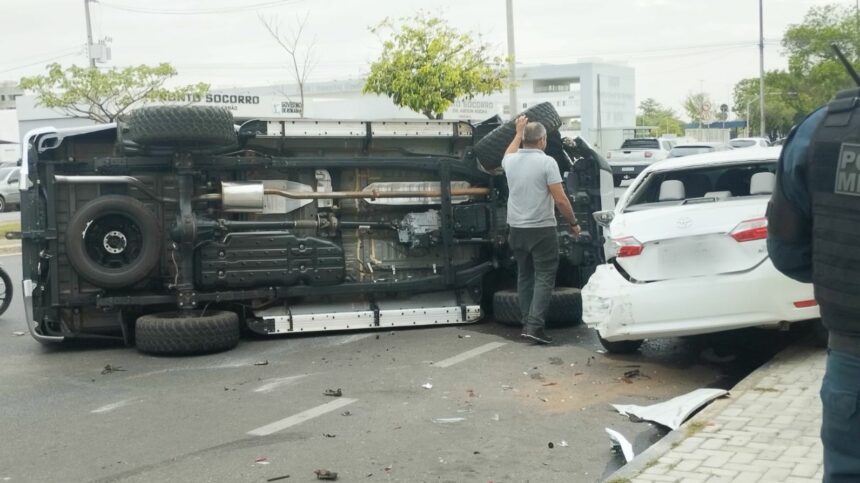 Acidente de trânsito: carro capota e bate em veículos estacionados em avenida de Boa Vista
