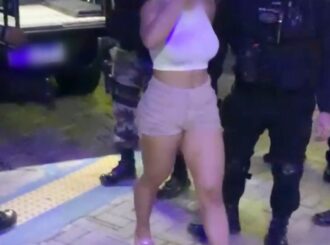 Mulher é presa com 1 kg de drogas dentro da bolsa no bairro Cruviana em Boa Vista