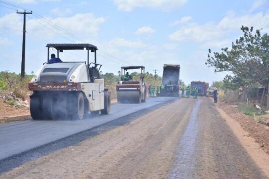 Asfaltamento da estrada da Malacacheta recebe mais R$ 2,6 milhões; obra já dura dois anos