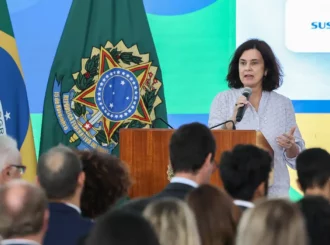Ministra da saúde anuncia que Brasil vai ampliar oferta de doses contra a dengue em 2025