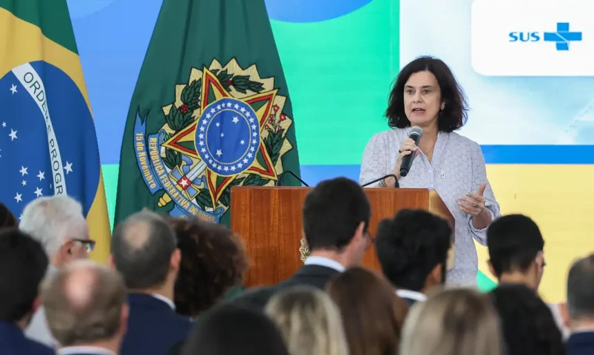 Ministra da saúde anuncia que Brasil vai ampliar oferta de doses contra a dengue em 2025