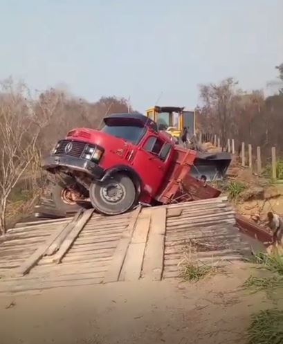Ponte desaba com caminhão em Alto Alegre; veja vídeo